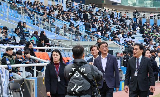 프로축구 개막전 찾은 최휘영 장관