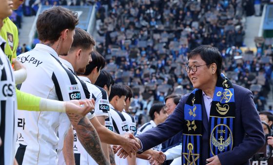 개막전 출전 선수들과 인사하는 최휘영 장관