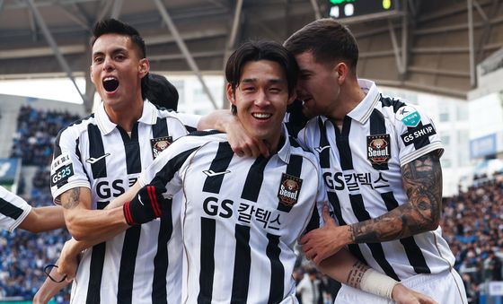 선제골 기뻐하는 송민규