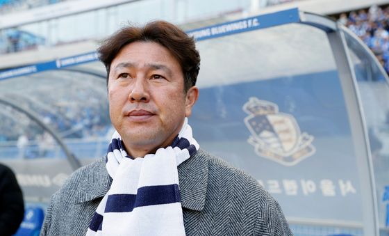 피치 바라보는 김도균 감독