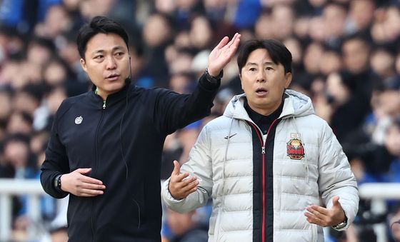 심판에 항의하는 김기동 감독