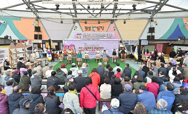 \"다양한 전병이 있어요\"…정선메밀전병축제장 찾은 관광객들