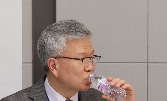 목 축이는 김택우 의협 회장