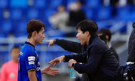 작전 지시하는 이정효 감독