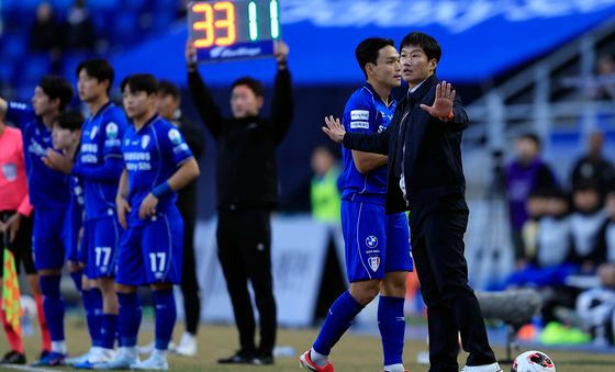 4명 교체 투입하는 이정효 감독