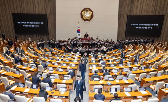 의장석 주위 피켓 점거 시위하는 국민의힘