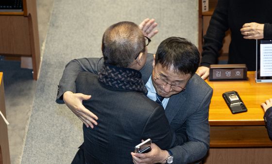 포옹하는 한병도·박범계