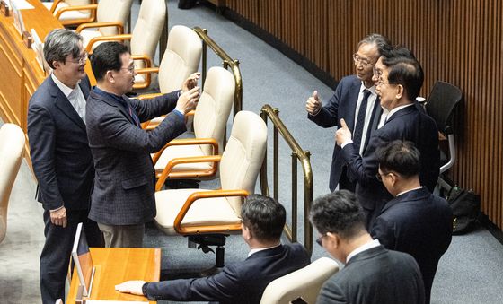 김민석 국무총리와 사진 촬영하는 의원들