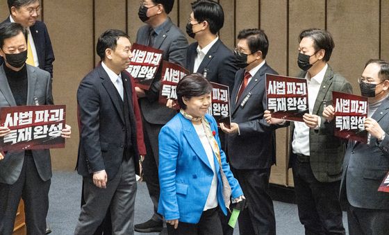 토론 종결 투표하는 서영교·김용민 의원