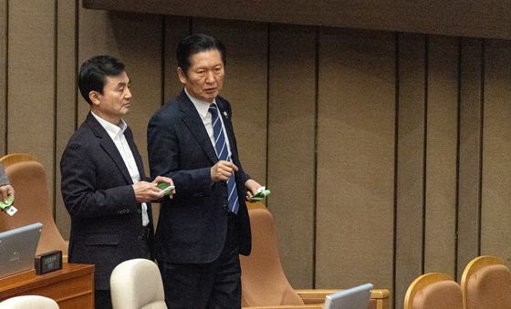 토론 종결 투표하는 정청래 대표와 안규백 장관