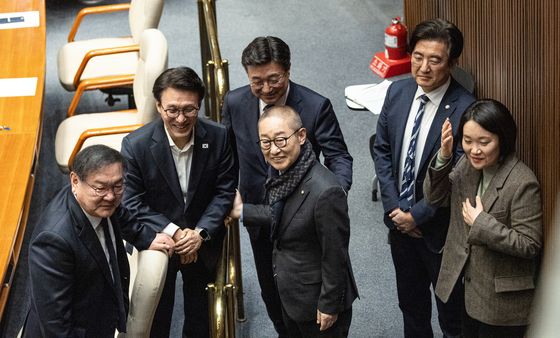 의원들과 미소로 사진촬영하는 김민석 총리