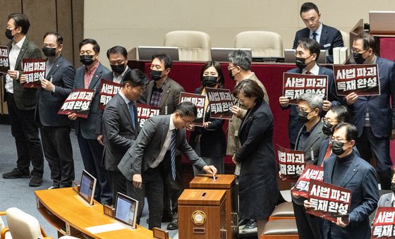 필리버스터 종결 투표하는 한병도 원내대표