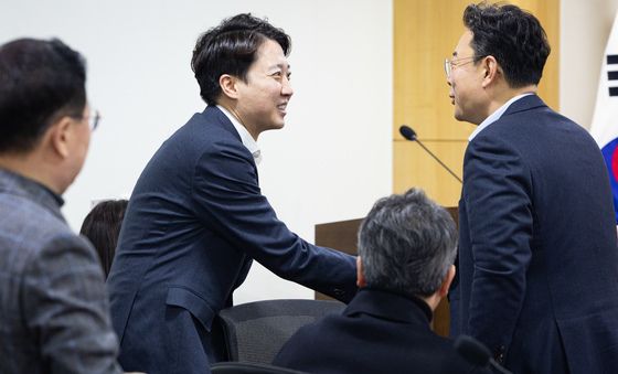 국민의힘 의원들과 인사하는 이준석 대표