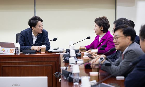 대화 나누는 이준석 대표와 조은희 국민의힘 의원