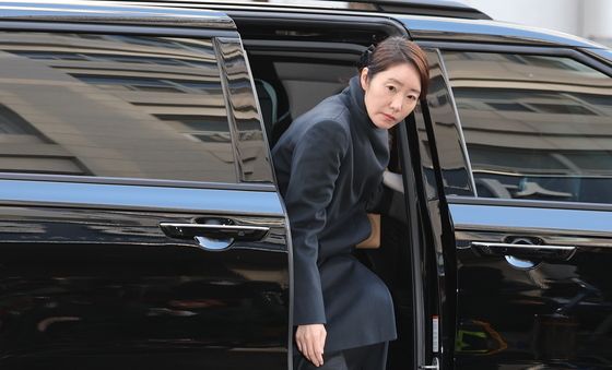 차량에서 내리는 강선우 의원