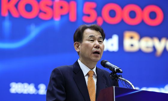 개회사 하는 정은보 이사장