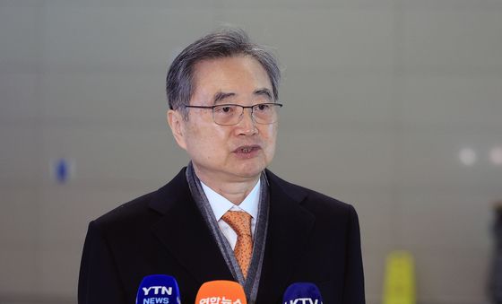 기자들 앞에서 발언하는 조현 장관