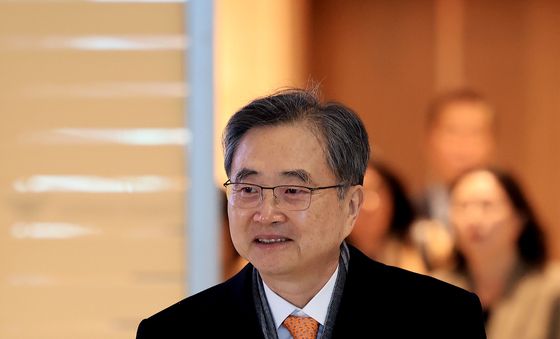 출국하는 조현 장관
