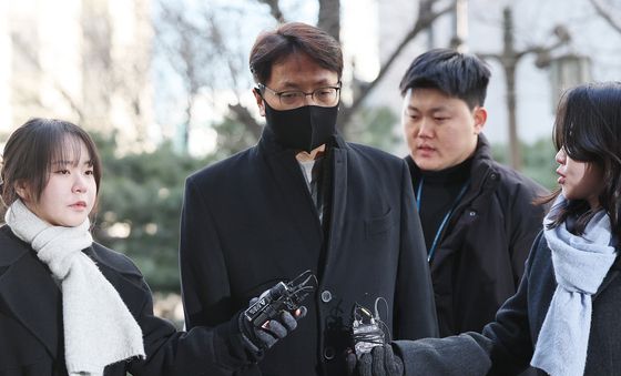 경찰 조사실 향하는 박대준 전 쿠팡 대표