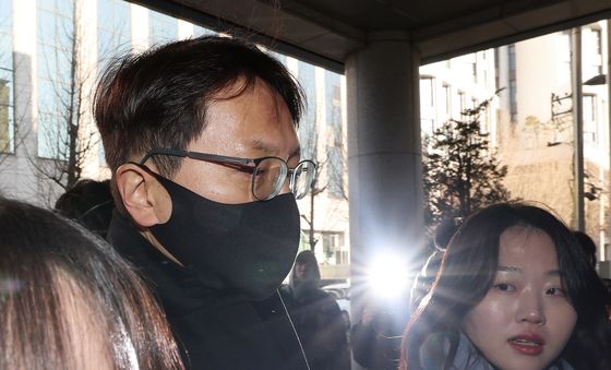 마스크 쓰고 경찰 출석하는 박대준 전 쿠팡 대표