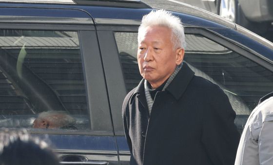 김병헌 대표 기자회견 지켜보는 류석춘 전 연세대 교수