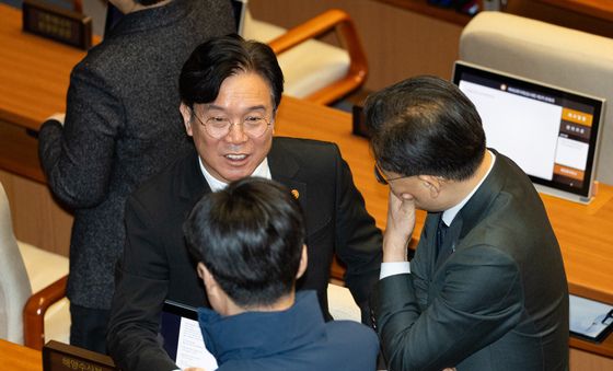 의원들과 대화하는 김영훈 고용노동부 장관