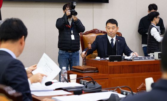 의사봉 두드리는 김용민 법사위 법안심사1소위원장