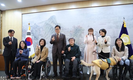 손하트 그리는 우원식 의장