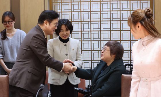 인사 나누는 우원식 의장