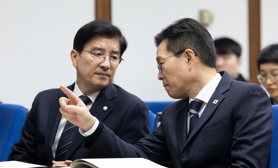 대화 나누는 정원오 성동구청장과 이해식 의원