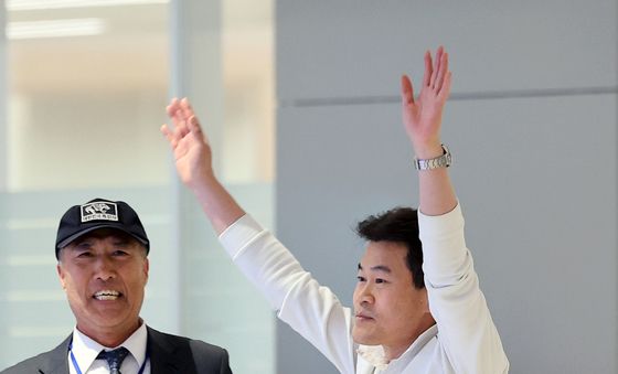 귀국해 지지자들에게 손흔드는 전한길