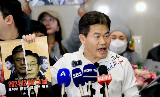 포스터 들어올리는 전한길