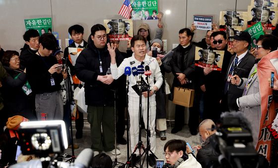 기자회견에서 입장 밝히는 전한길