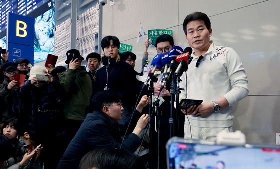 지지자들 앞에서 기자회견 갖는 전한길