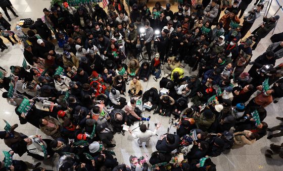 인천공항으로 몰린 전한길 지지자들