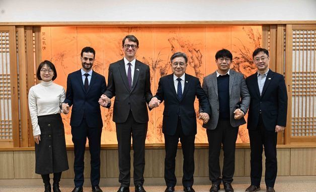 주한프랑스대사와 기념촬영하는 허민 국가유산청장