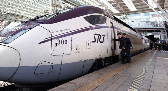 서울역에서 열차 탑승하는 SRT 기관사