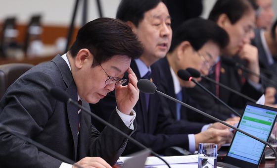 자료 살펴보는 이재명 대통령