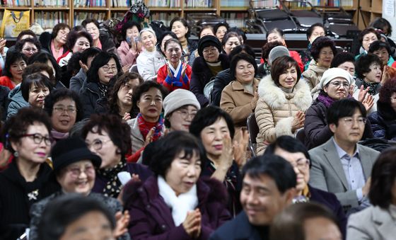 벗 응원하는 만학도들
