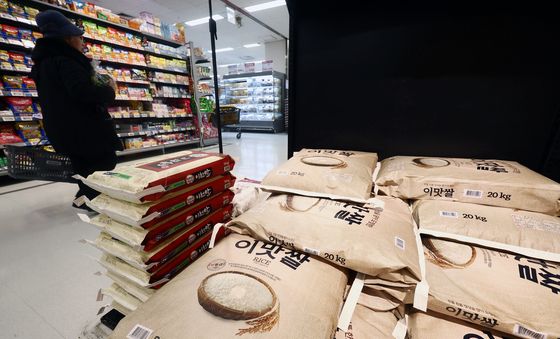 설 앞두고 쌀·사과 등 10% 이상 급등