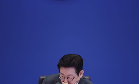 자료 살펴보는 이재명 대통령