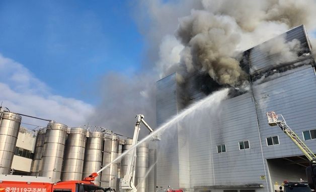 시흥 SPC삼립 시화공장 화재 진압하는 소방대원들