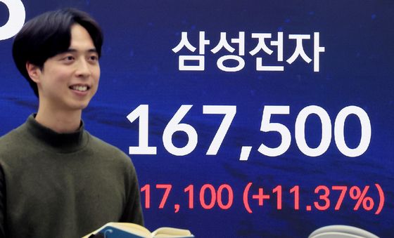 삼성전자 10%넘게 오르며 상승 마감