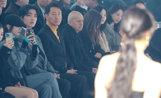 서울패션위크 오픈닝 쇼 관람하는 오세훈 시장