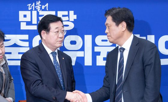 악수 나누는 민홍철 위원장과 조승래 사무총장