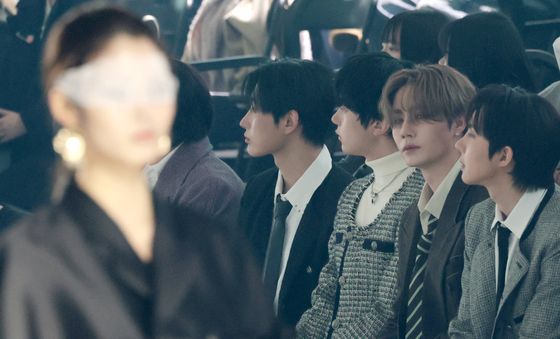 서울패션위크 관람하는 지프룩