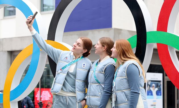 대형 오륜기에서 셀카 찍는 프랑스 선수들