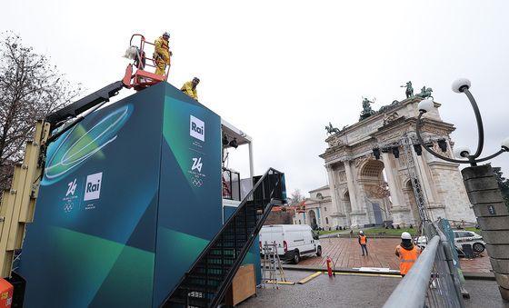 아르코 델라 파체에 설치되는 성화대