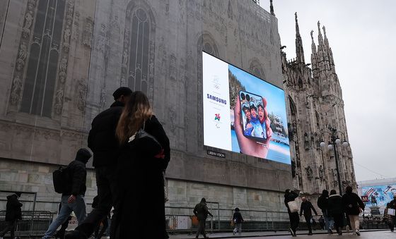 밀라노 두오모 외벽에 운영되는 삼성전자 광고