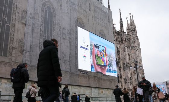 밀라노 두오모 외벽에 운영되는 삼성전자 광고